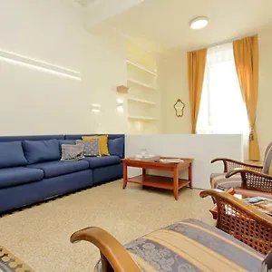 https://elegant-apartment-in-the-heart-of-rome-navona-area.it-romehotels.com