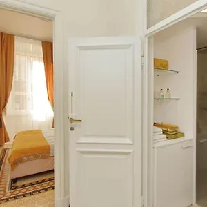 https://elegant-apartment-in-the-heart-of-rome-navona-area.it-romehotels.com